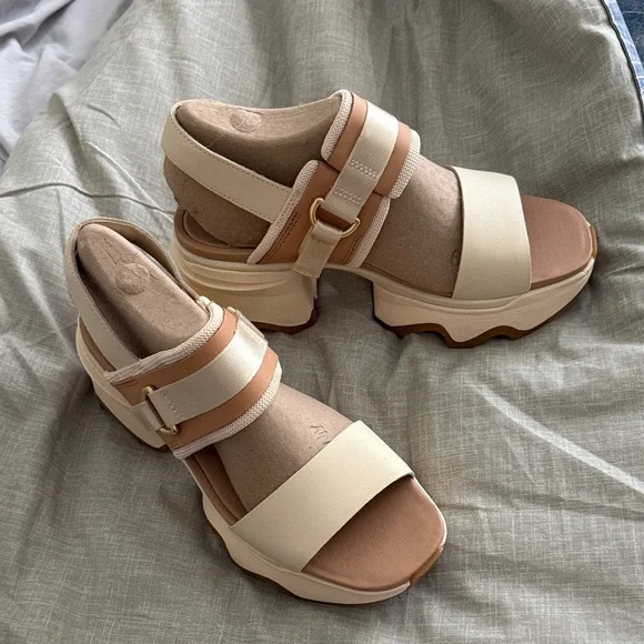Sorel Stylish Cream and Tan Women's Sandals 7.5 Platform NEW - Picture 1 of 5